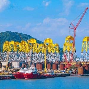 Cảng biển với các cấu trúc công nghiệp lớn, tượng trưng cho việc chuyển đổi tài nguyên dầu mỏ thành động lực đổi mới và đa dạng hóa kinh tế.