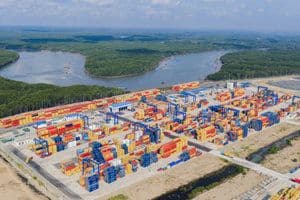 Cảng biển với nhiều container, tượng trưng cho sự tham gia vào chuỗi giá trị toàn cầu và trách nhiệm kiến tạo giá trị bền vững của doanh nghiệp
