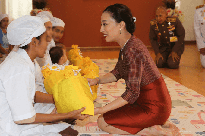 Công chúa Bajrakitiyabha trao quà cho nữ phạm nhân tại trại giam, minh chứng cho dự án Kamlangjai đầy nhân ái của bà.