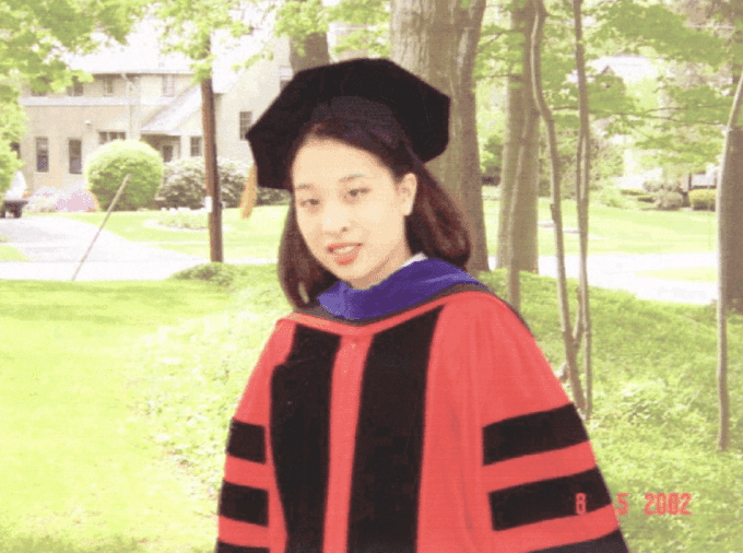 Công chúa Bajrakitiyabha trong lễ tốt nghiệp tại Đại học Cornell, Mỹ, năm 2002, đánh dấu hành trình học vấn xuất sắc của bà.