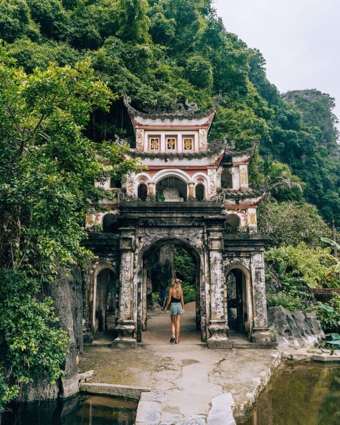 Cổng chùa Bích Động cổ kính giữa núi non xanh biếc, thể hiện sự hài hòa giữa thiên nhiên và kiến trúc tâm linh ở Ninh Bình.