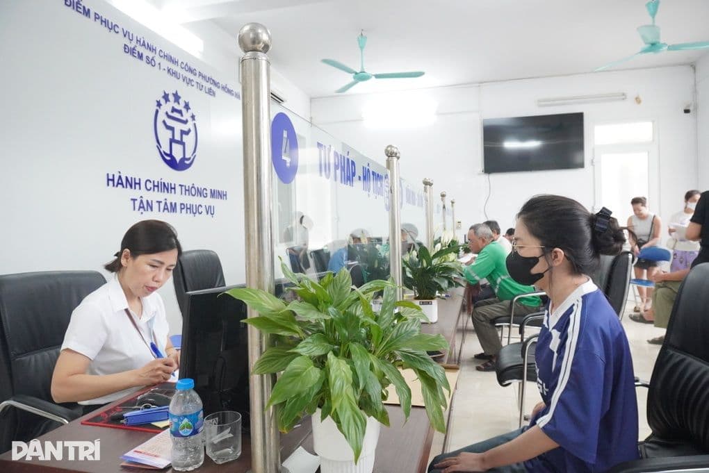 Công chức cấp xã phục vụ người dân tại trung tâm hành chính một cửa.