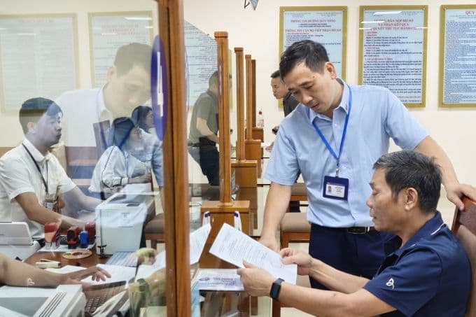 Công chức hướng dẫn người dân sử dụng dịch vụ công, minh họa cho chủ đề cải cách tiền lương công chức và nâng cao hiệu suất công vụ.