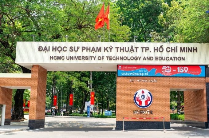 Cổng chính Đại học Sư phạm Kỹ thuật TP.HCM, nơi đào tạo thế hệ kỹ sư tương lai.