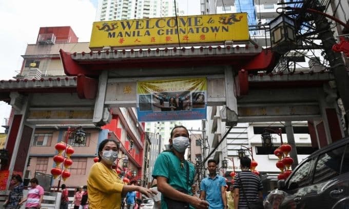 Cổng chào khu phố Tàu Binondo ở Manila, biểu tượng của sự đa dạng văn hóa và những thách thức an ninh.