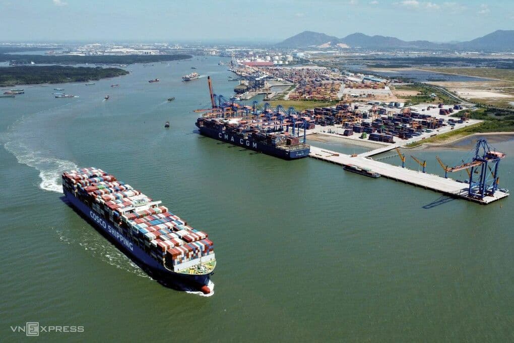 Cảng Cái Mép - Thị Vải sầm uất với tàu container, thể hiện vai trò của thương mại và FDI trong tăng trưởng kinh tế Việt Nam.