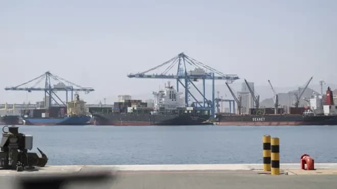 Cảng Fujairah, một trung tâm lưu trữ và vận chuyển dầu lớn của UAE, với nhiều tàu container và cần cẩu
