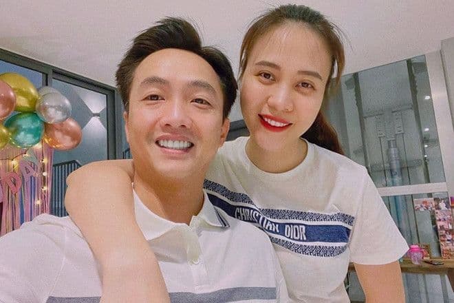 Cường Đô La và vợ mỉm cười thân mật, tượng trưng cho những cặp đôi nổi tiếng thường xuyên là đề tài chú ý của công chúng và dễ gây bão mạng xã hội.
