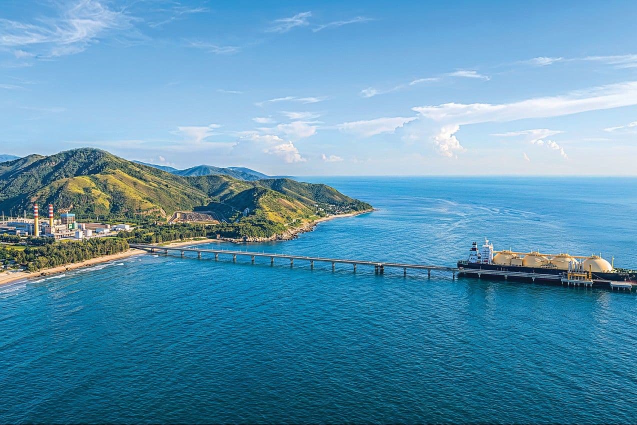 Cảng LNG Quỳnh Lập với tàu chở khí hóa lỏng, minh họa tầm quan trọng của an ninh năng lượng đối với hệ sinh thái số Việt Nam.