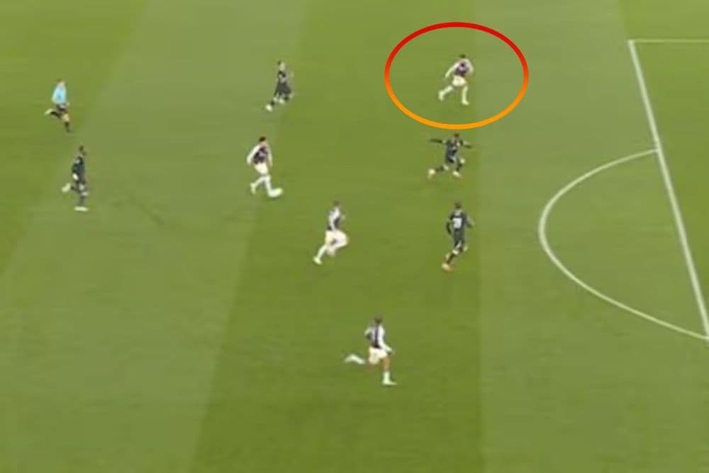 Công nghệ VAR gây tranh cãi trong một trận đấu, thể hiện vai trò của "đạo diễn vô hình" và ảnh hưởng đến diễn biến trận đấu.