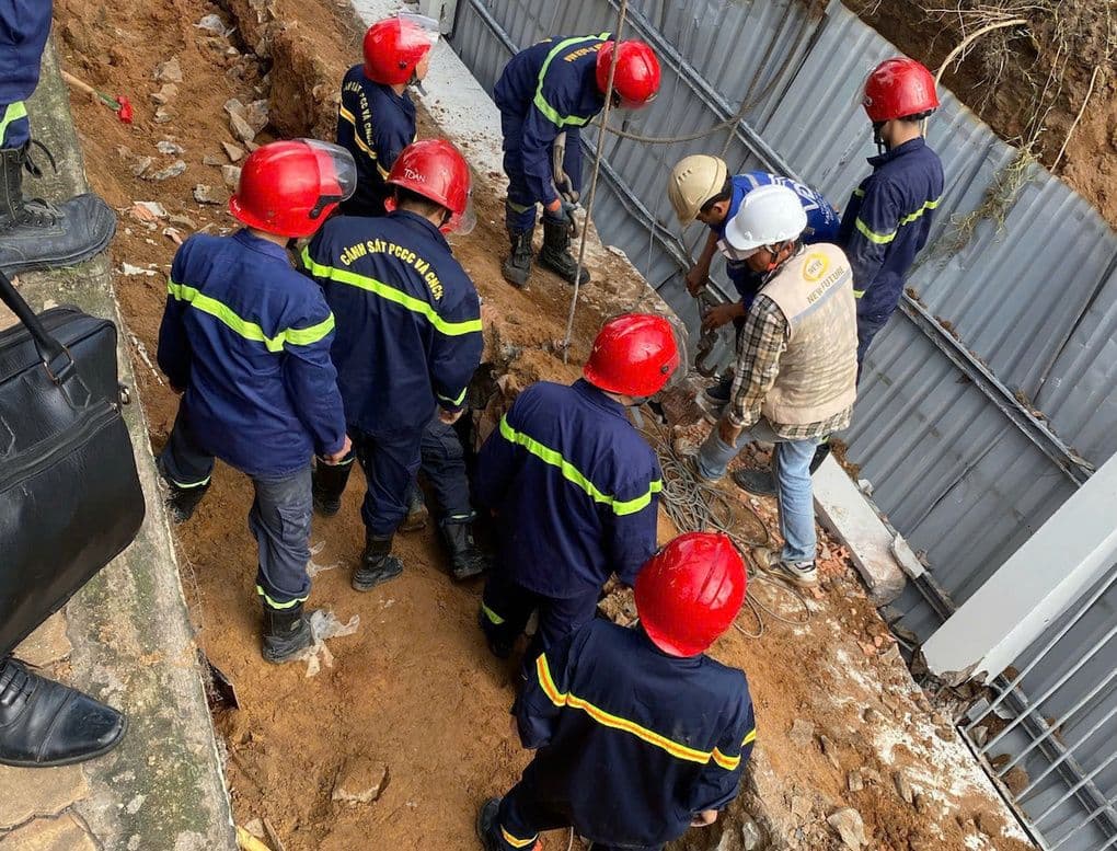 Công nhân đang làm việc tại hiện trường sạt lở hoặc sự cố xây dựng, minh họa những thách thức và hệ quả của quá trình đô thị hóa nhanh chóng.