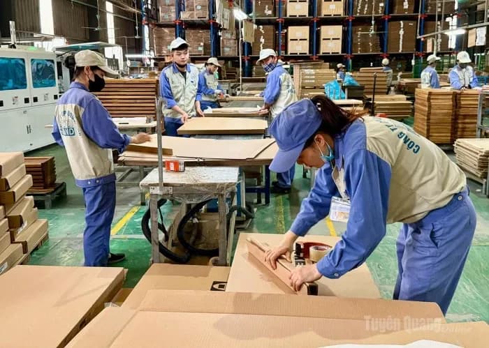Công nhân đang làm việc trong nhà máy, tượng trưng cho hoạt động sản xuất và việc làm.
