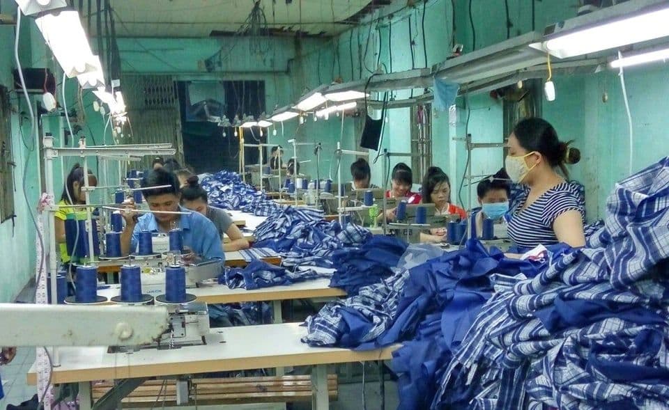 Công nhân làm việc trong một nhà máy, thể hiện hoạt động của các doanh nghiệp nhỏ và siêu nhỏ tại Việt Nam.