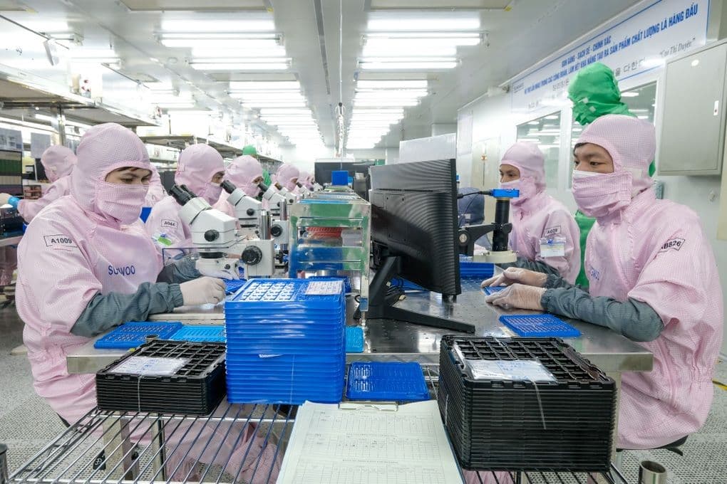 Công nhân làm việc trong nhà máy, biểu tượng cho người lao động và vấn đề lương thực, an sinh xã hội.