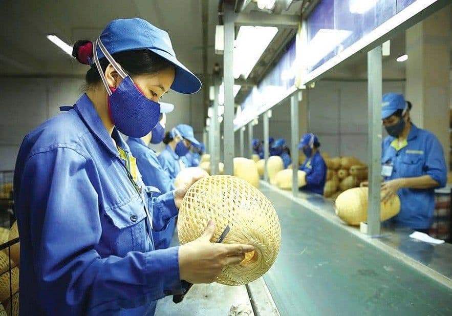 Công nhân làm việc trong nhà máy sản xuất, thể hiện tiềm năng phát triển của doanh nghiệp siêu nhỏ.
