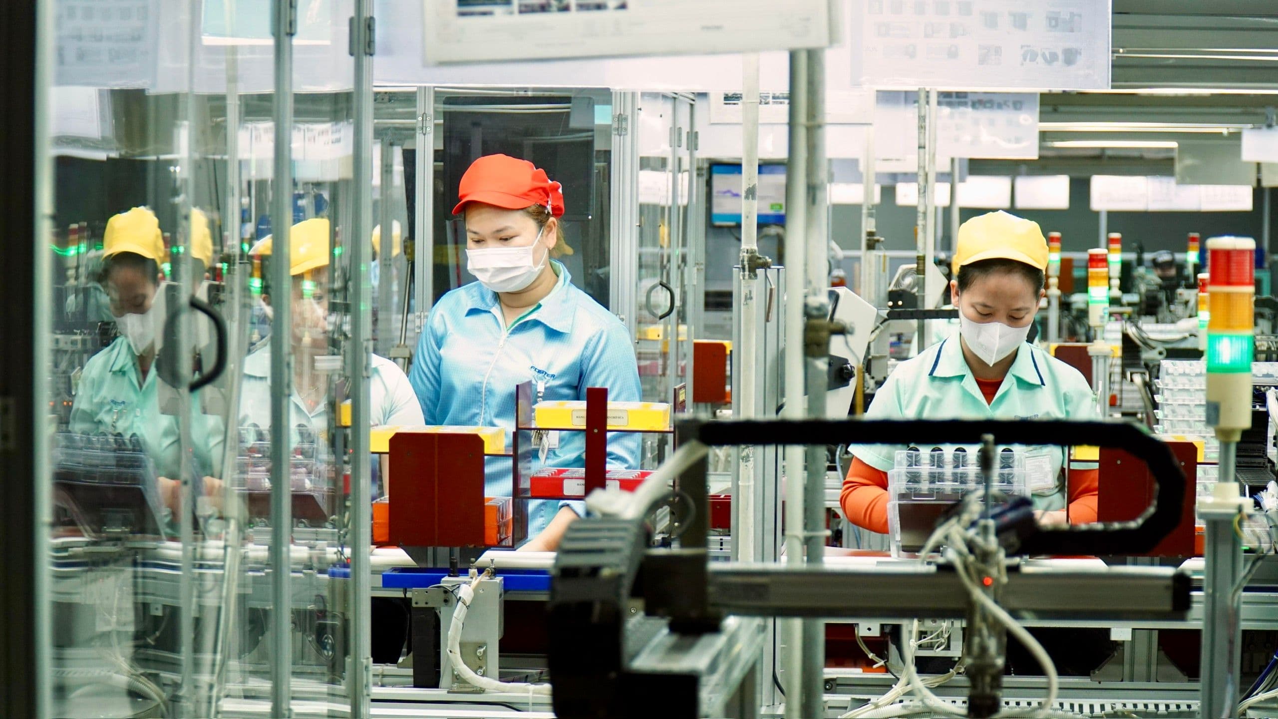 Công nhân làm việc trong nhà máy, thể hiện vai trò của doanh nghiệp trong việc tạo phúc lợi cho người lao động dịp nghỉ lễ.