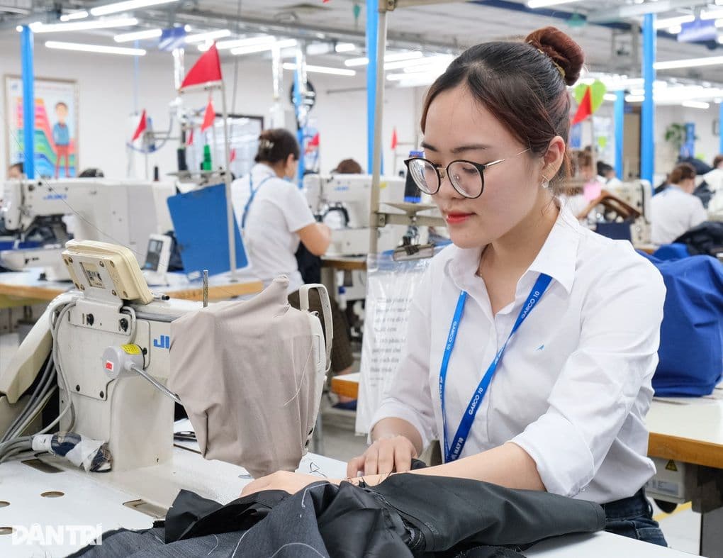 Công nhân may đang làm việc, minh họa cho thu nhập thực tế và mức lương tối thiểu.