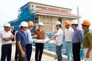Công nhân và kỹ sư tại công trường xây dựng, thể hiện vai trò của THACO trong đầu tư, xây dựng và phát triển công nghiệp hỗ trợ.