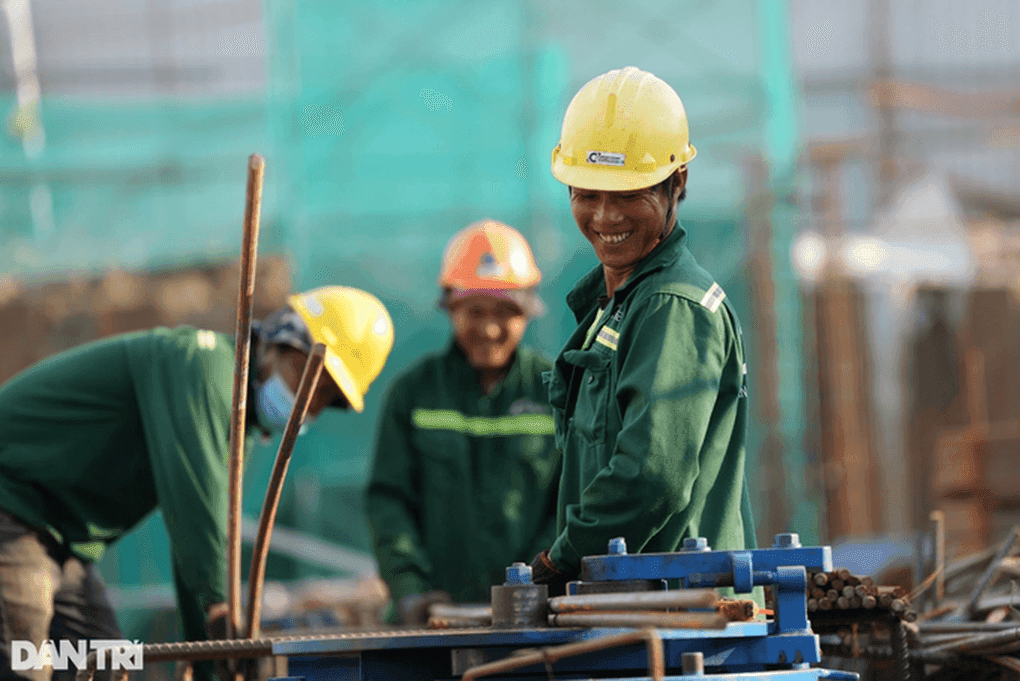 Công nhân Việt Nam đang làm việc, tượng trưng cho sự phát triển kinh tế và tăng trưởng xuất nhập khẩu