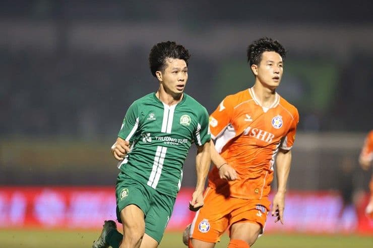 Công Phượng hoạt động năng nổ trên sân cỏ, tạo áp lực lên hàng thủ đối phương.