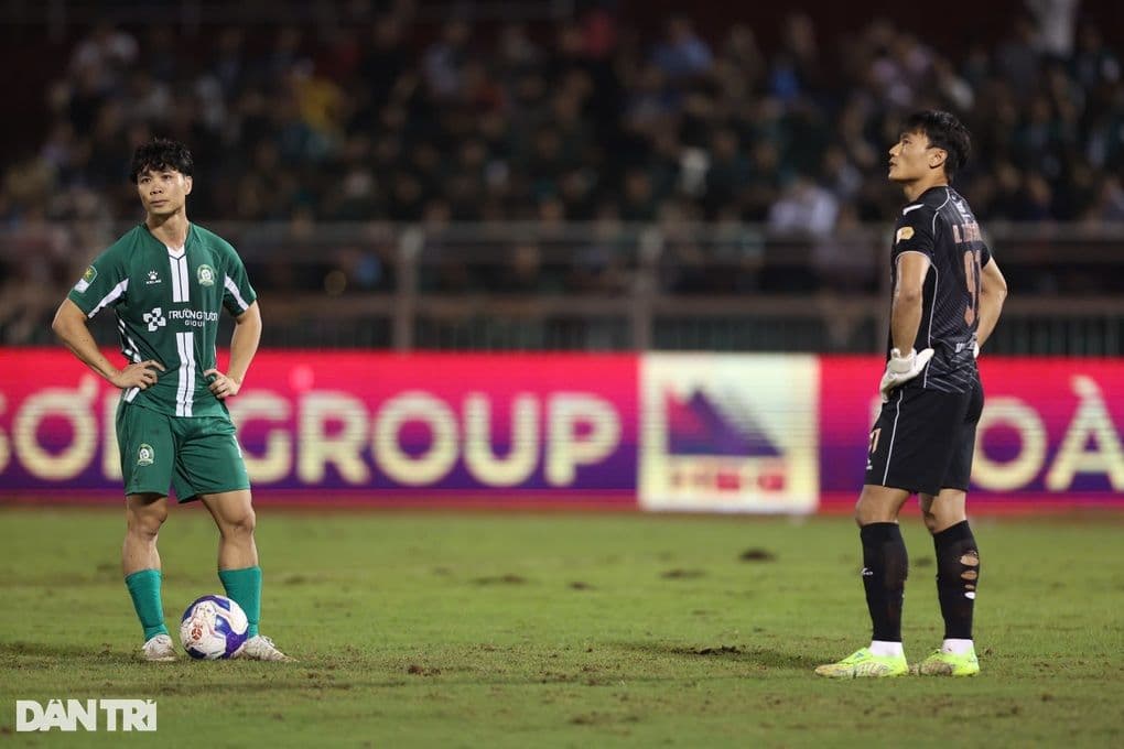 Công Phượng thất vọng sau khi đá hỏng phạt đền, minh chứng cho hiệu quả của phân tích dữ liệu đối thủ.