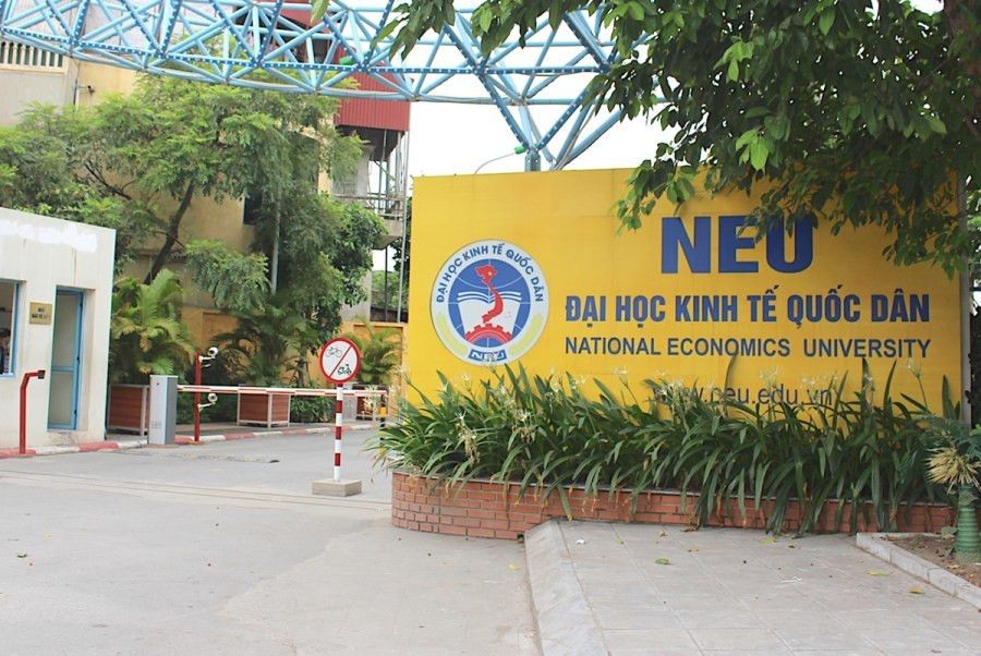 Cổng trường Đại học Kinh tế Quốc dân, nơi sinh viên đối mặt với cảnh báo học tập.