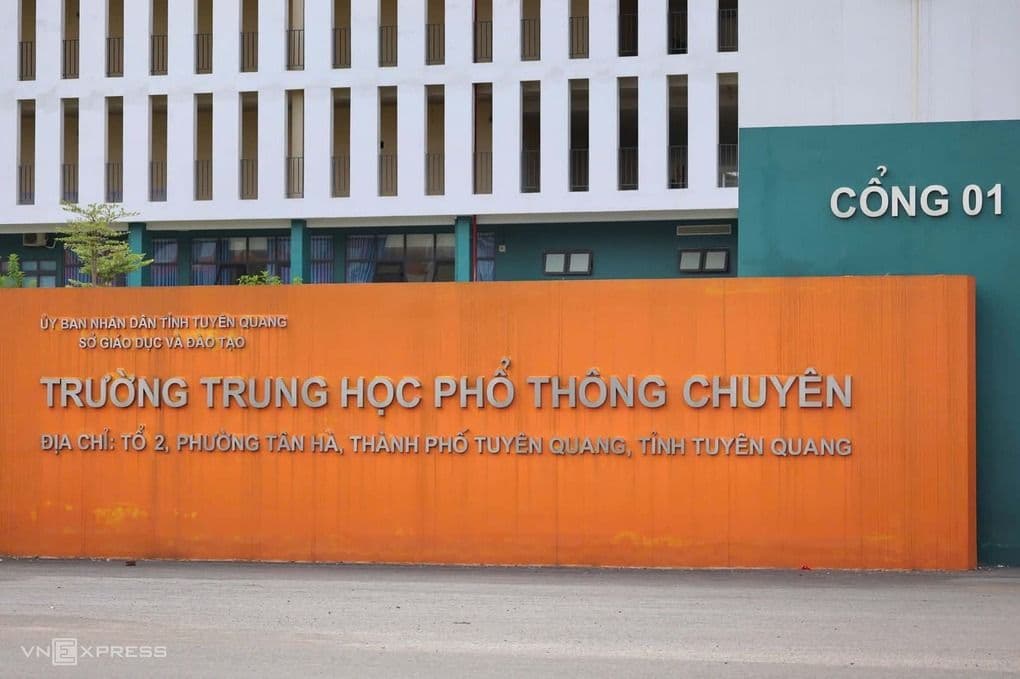 Cổng trường THPT Chuyên Tuyên Quang, tâm điểm vụ gian lận thi cử.