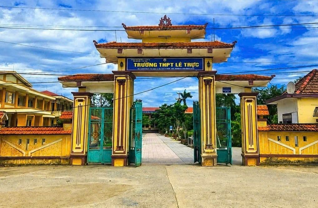 Cổng trường THPT Lê Trực, nơi xảy ra vụ gian lận thi cử gây xói mòn niềm tin