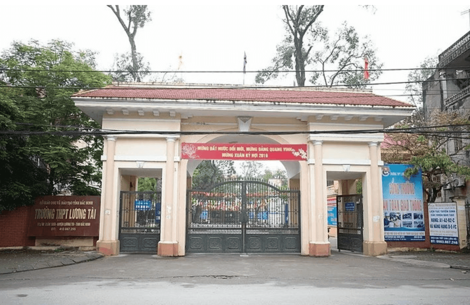 Cổng Trường THPT Lương Tài, Bắc Ninh, nơi xảy ra nghi vấn giám thị gian lận thi cử, làm lung lay niềm tin vào sự liêm chính.