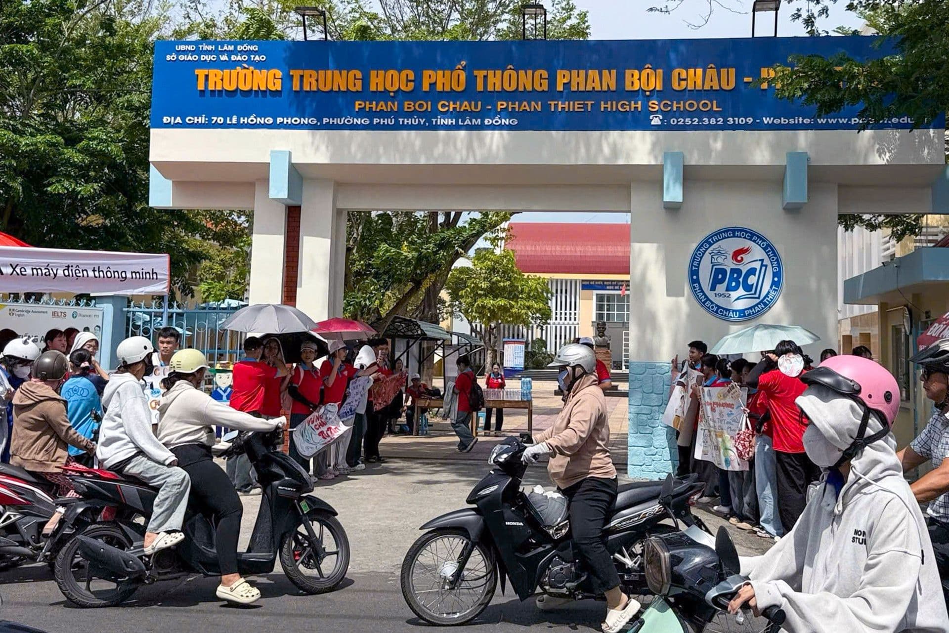 Cổng trường THPT Phan Bội Châu - Phan Thiết, nơi xảy ra vụ việc hủy kết quả tuyển sinh bổ sung.