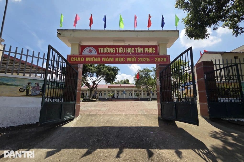 Cổng trường tiểu học với dòng chữ chào mừng năm học mới 2025-2026, tượng trưng cho kỳ vọng vào chính sách mới.