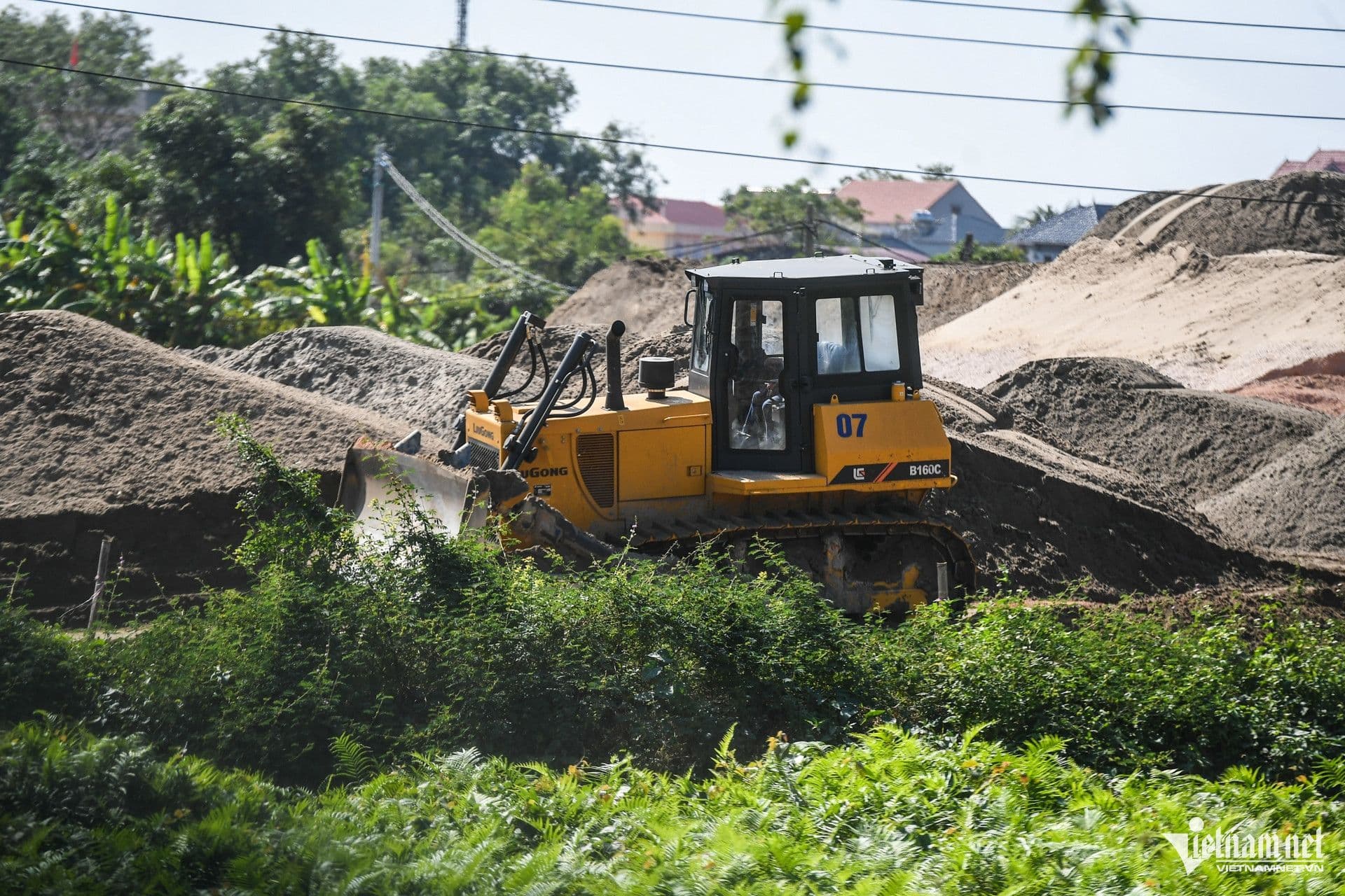 Công trường xây dựng sân bay Gia Bình với máy móc hạng nặng, thể hiện quy mô và công suất vượt trội đang được kiến tạo