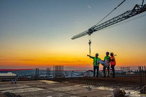 Công trường xây dựng với các kỹ sư, tượng trưng cho nỗ lực tái cấu trúc và phục hồi các dự án của FLC.