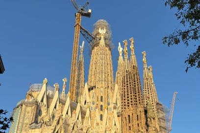 Công trình kiến trúc Sagrada Familia đang xây dựng, tượng trưng cho quá trình Lyon xây dựng đội hình và đối mặt với những thử thách lớn ở Ligue 1 và Europa League.