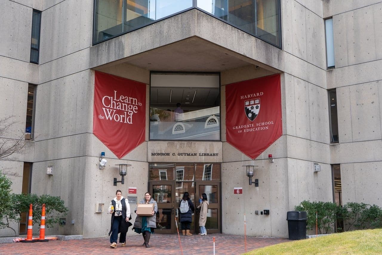 Cổng vào Thư viện Monroe G. Gutman tại Trường Cao học Giáo dục Harvard, nơi đào tạo đa dạng các chương trình thạc sĩ