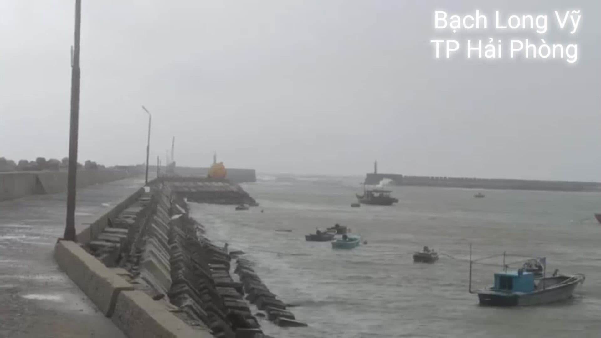 Cảnh biển động tại Bạch Long Vỹ, Hải Phòng, cho thấy điều kiện thời tiết khắc nghiệt mà các địa phương ven biển đã chuẩn bị ứng phó ban đầu.