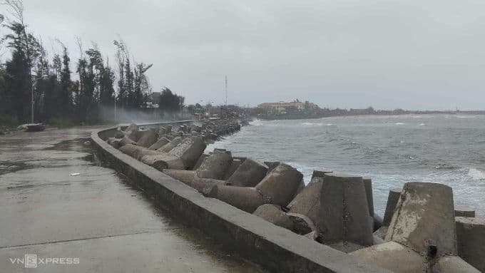 Cảnh biển Đảo Bạch Long Vỹ với sóng lớn và gió mạnh khi bão số 9 đang tiến vào.
