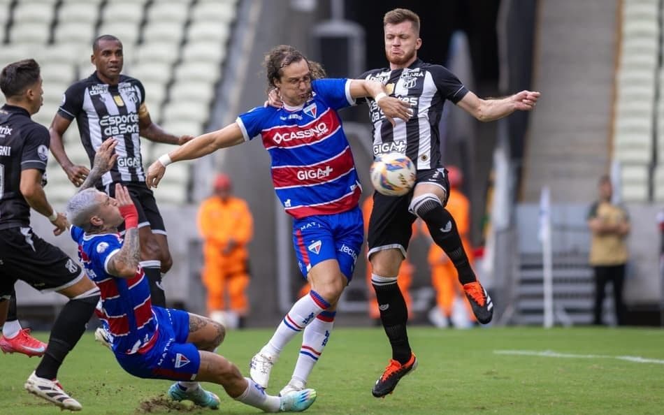 Cảnh các cầu thủ bóng đá tranh bóng quyết liệt trên sân, thể hiện sự kịch tính và ý nghĩa của mỗi trận đấu trong hành trình bóng đá Trung Quốc.