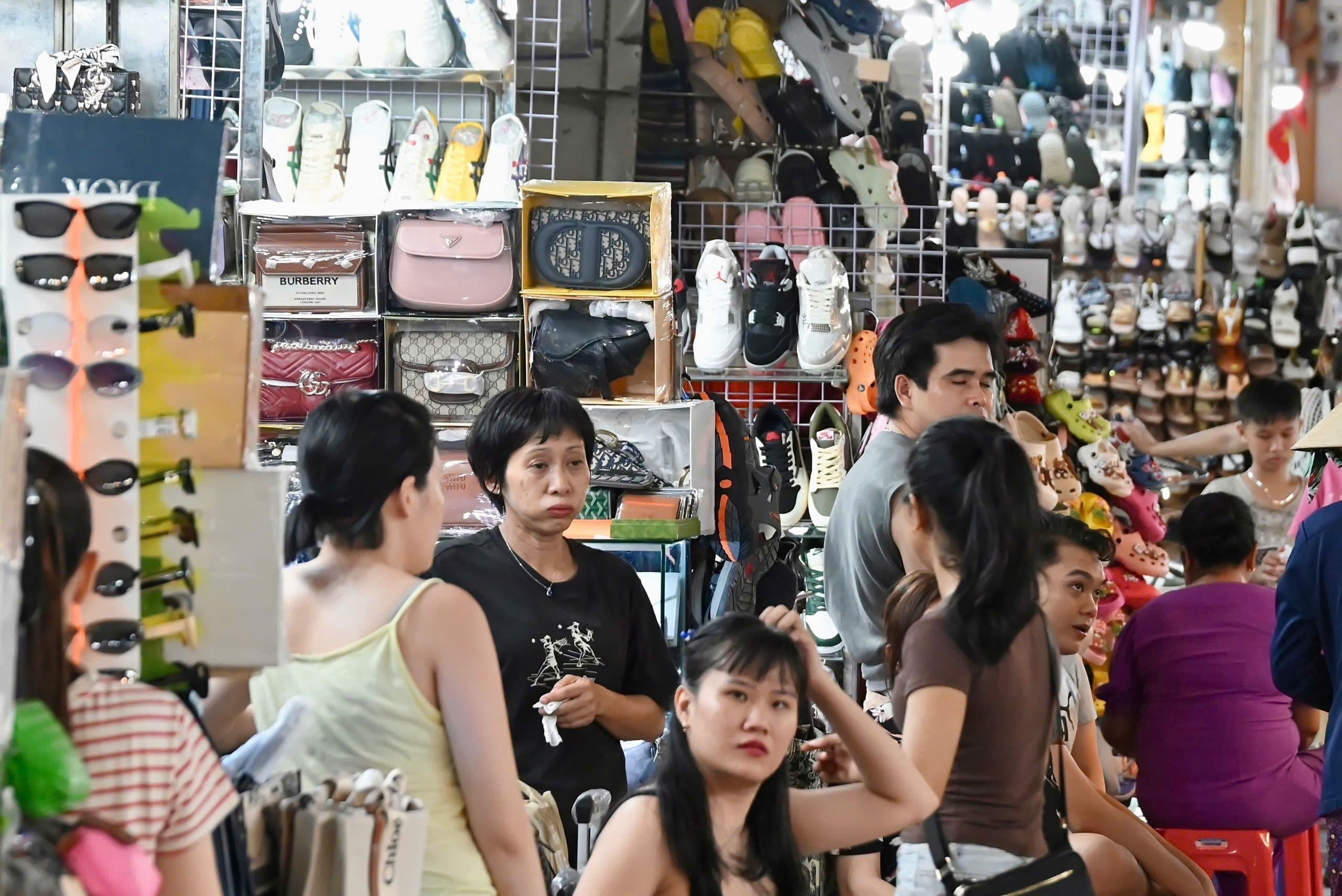 Cảnh chợ đông đúc, minh họa chi phí sinh hoạt tăng cao và sức mua giảm tại Nhật Bản.