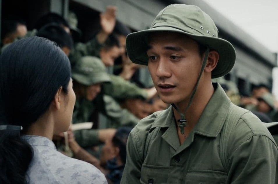 Cảnh chia tay xúc động của người lính và người phụ nữ trong phim chiến tranh 'Mưa Đỏ'