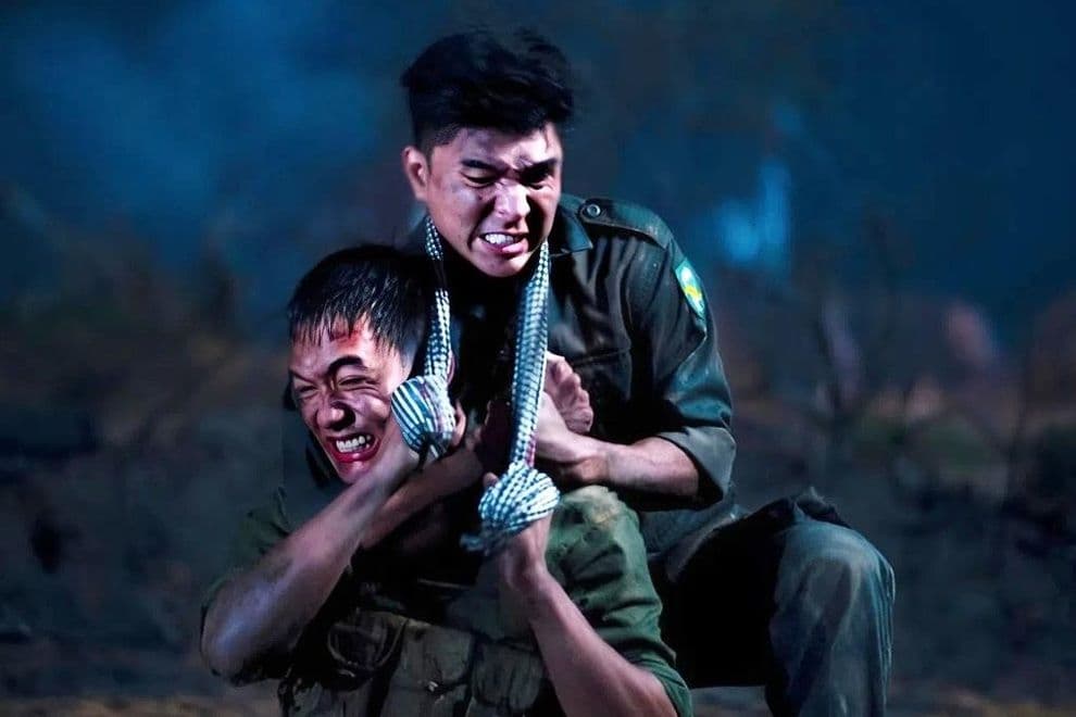 Cảnh chiến đấu căng thẳng trong phim điện ảnh 'Mưa đỏ', tác phẩm đạt doanh thu kỷ lục 700 tỷ đồng.
