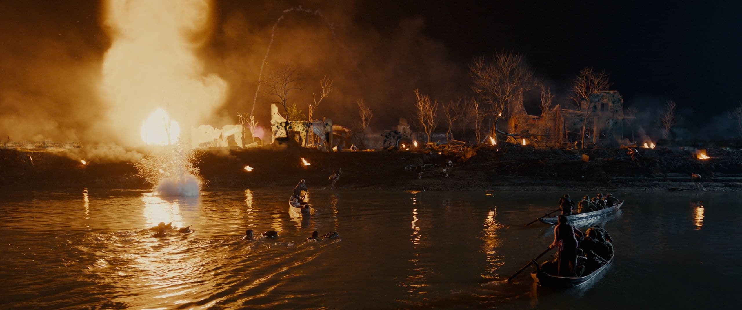 Cảnh chiến đấu khốc liệt trên sông Thạch Hãn trong phim Mưa Đỏ, minh chứng cho sự đầu tư quy mô của điện ảnh lịch sử Việt Nam.