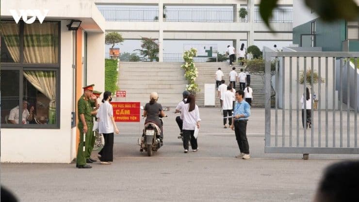 Cảnh cổng trường THPT Chuyên Tuyên Quang với học sinh và cán bộ, công an trong kỳ thi lại sau vụ gian lận.