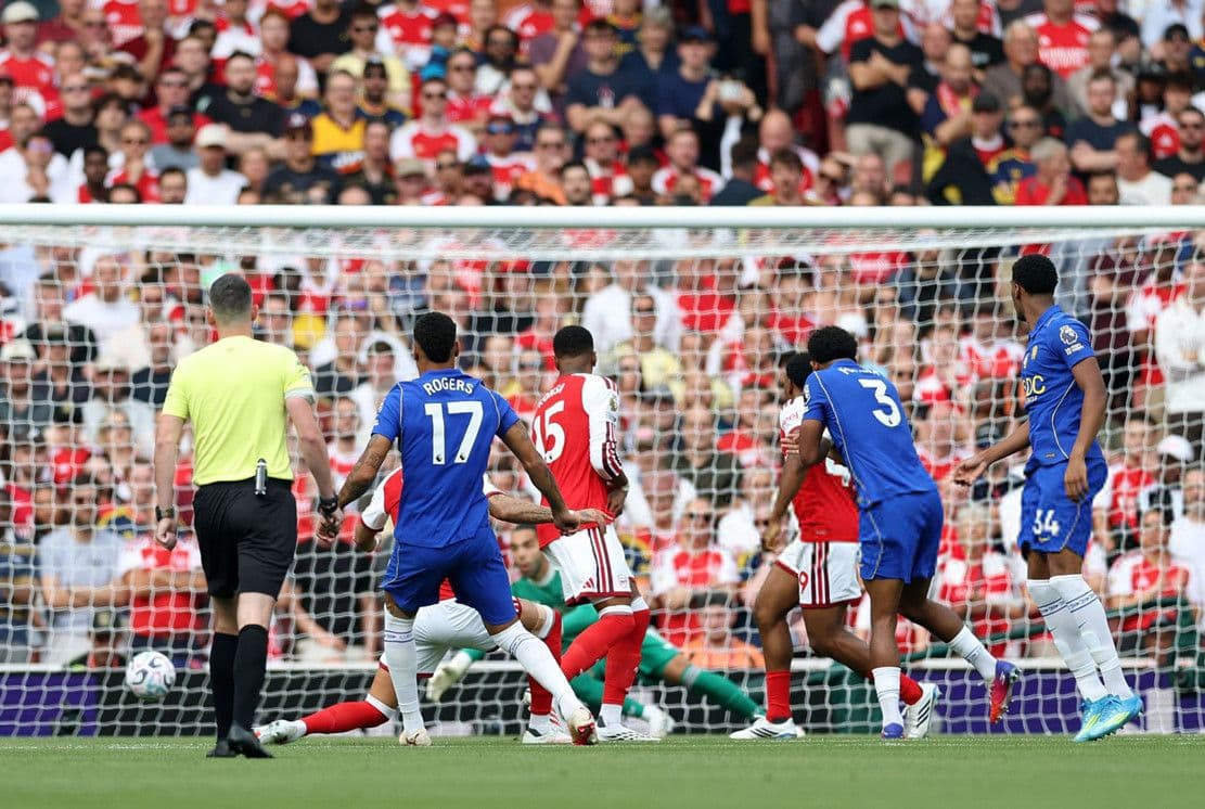 Cảnh cầu thủ Arsenal và Chelsea tranh chấp bóng quyết liệt trong vòng cấm, thể hiện sự kịch tính của trận derby London.