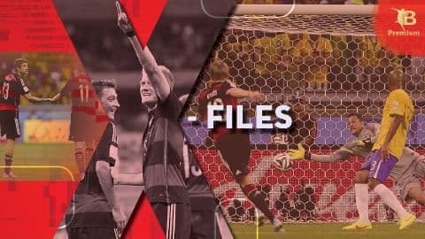 Cảnh cầu thủ ăn mừng bàn thắng và thủ môn cản phá, thể hiện sự kịch tính của trận đấu bóng đá