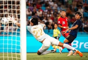 Cảnh cầu thủ Singapore và Timor Leste tranh bóng trong một trận đấu, thể hiện cuộc đối đầu chiến thuật.