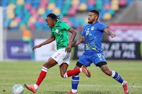 Cảnh cầu thủ tranh bóng quyết liệt, thể hiện tinh thần thi đấu của một trận cầu bóng đá.