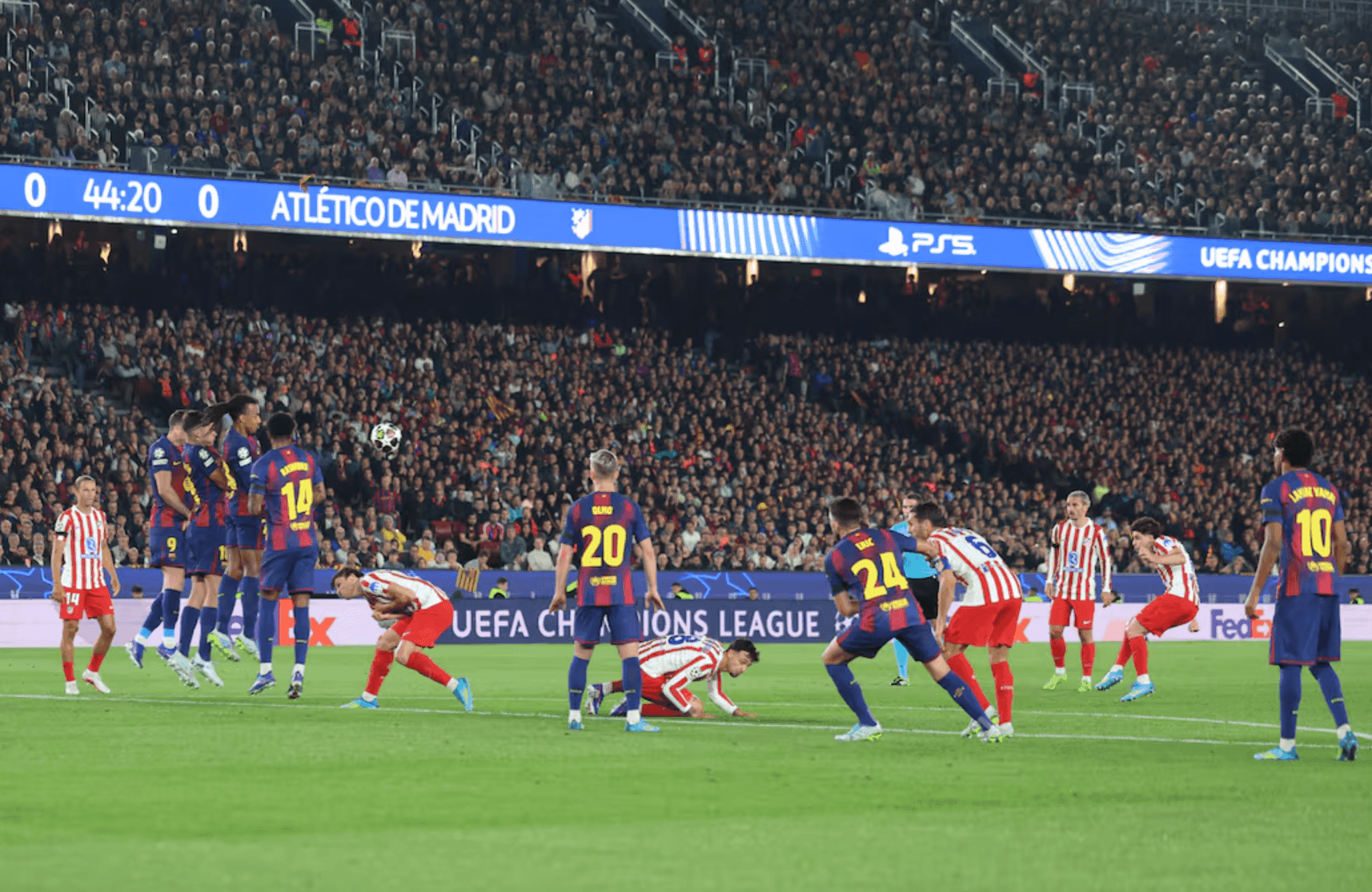 Cảnh cầu thủ tranh bóng quyết liệt trong trận đấu UEFA Champions League, minh họa sự cạnh tranh và giá trị thể thao mà UEFA gìn giữ.