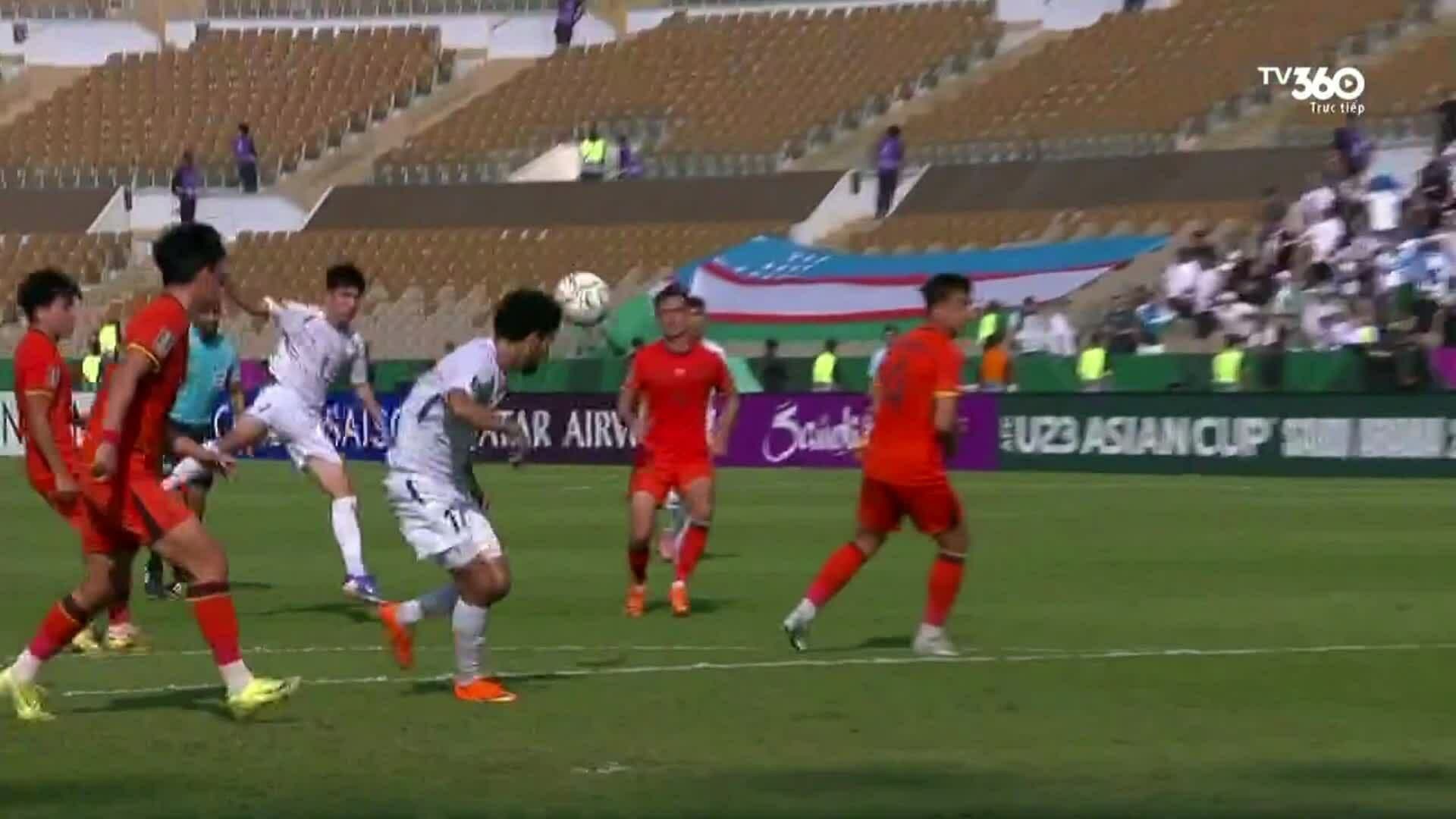 Cảnh cầu thủ U23 Trung Quốc và Uzbekistan tranh chấp bóng trên sân, tượng trưng cho thử thách mà U23 Việt Nam phải vượt qua để vào chung kết.