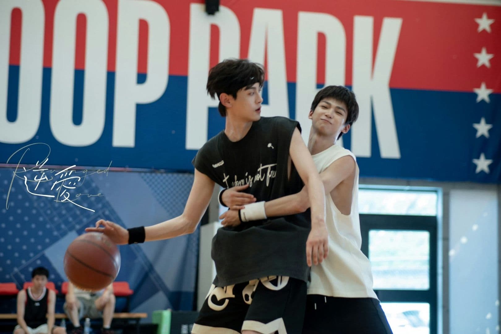 Cảnh hai diễn viên Điền Hủ Ninh và Tử Du tương tác thân mật trên sân bóng rổ trong phim "Nghịch Ái", thể hiện sức hút của cặp đôi.